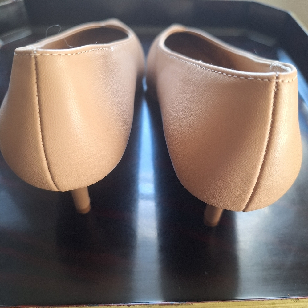 Elegant Cream H&M Women's Shoes - Picture 3 of 5